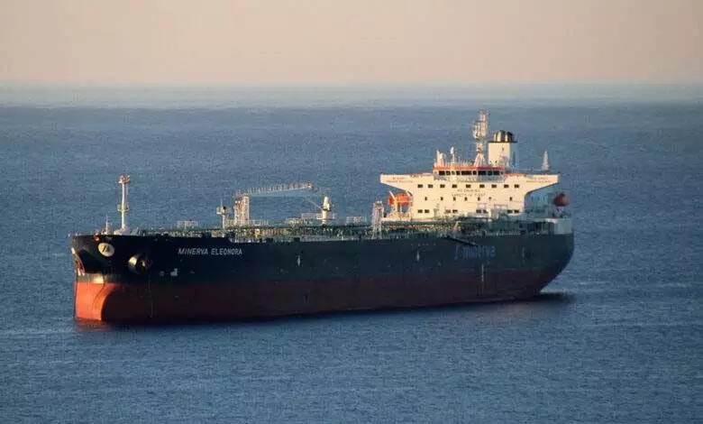 World News: ओमान तट पर तेल टैंकर डूबा
