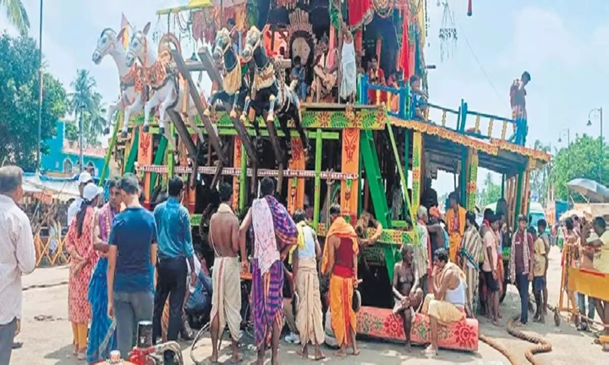 Odisha: ओडिशा में बहुदा यात्रा के दौरान त्रिदेवों के रथ के पहियों में दरारें आईं