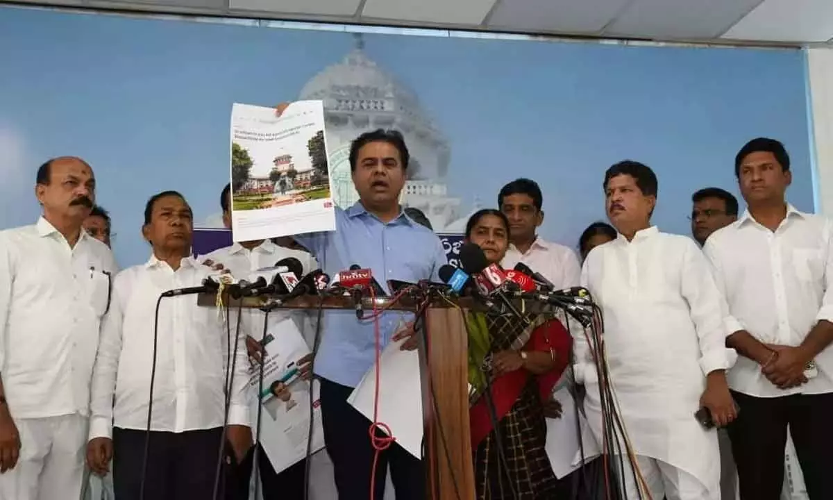 Telangana: बीआरएस की टीम ने स्पीकर से दलबदलू विधायकों पर रोक लगाने की मांग की
