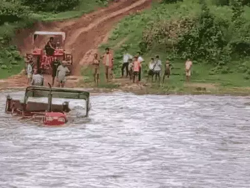 Gariaband में नदी उफान पर, ट्रैक्टर फंसा