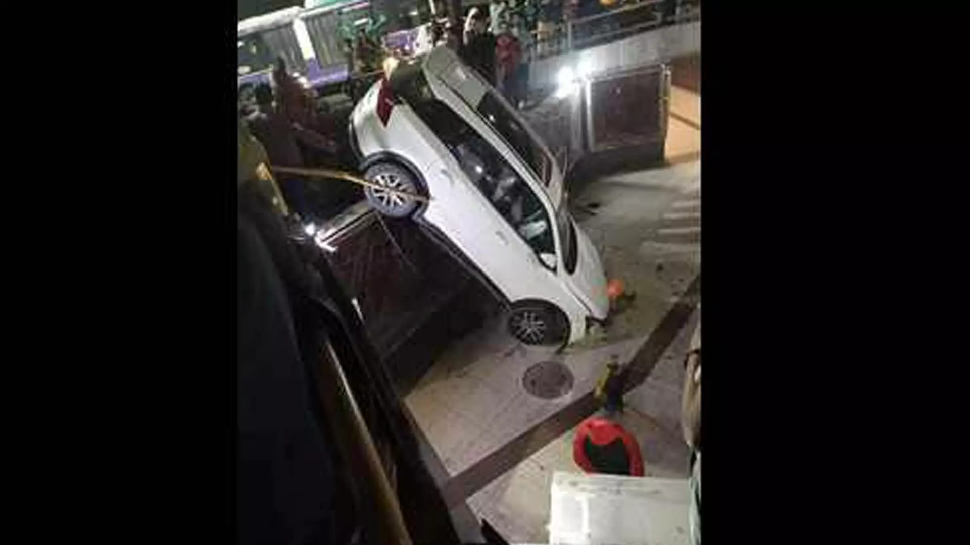 PUNE: तेज रफ्तार कार गरवारे मेट्रो से टकराई