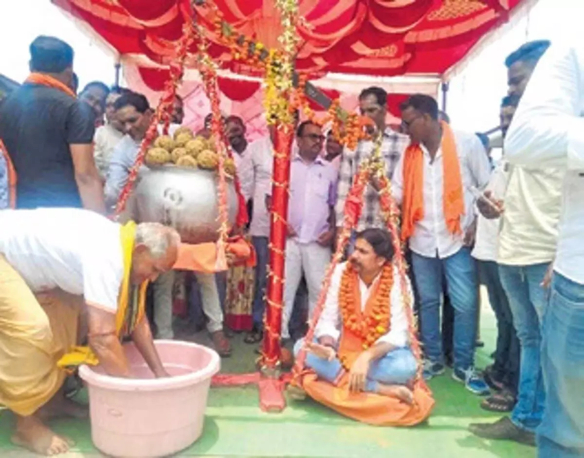 Odisha में मतदाता ने वादा पूरा किया, नवनिर्वाचित भाजपा विधायक के वजन के बराबर मिठाई बांटी