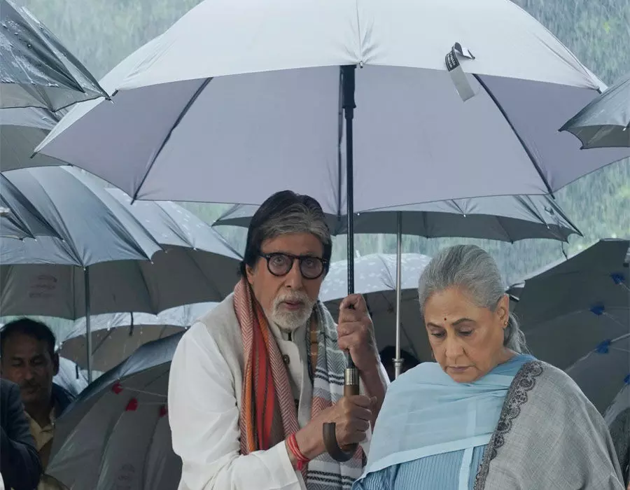 Amitabh Bachchan ने पत्नी जया के लिए छाता थामा