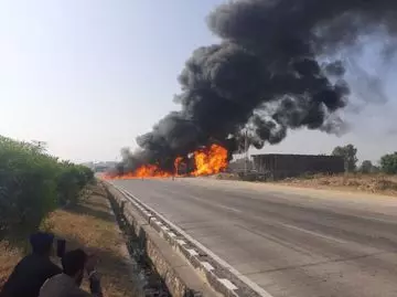 Bhilwara: दिल्ली मुंबई राष्ट्रीय राजमार्ग पर चलते कंटेनर में लगी आग