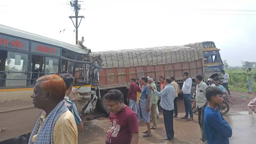 Raipur-खरोरा रोड में बड़ा हादसा, सिटी बस और ट्रक की टक्कर, 20 लोग घायल