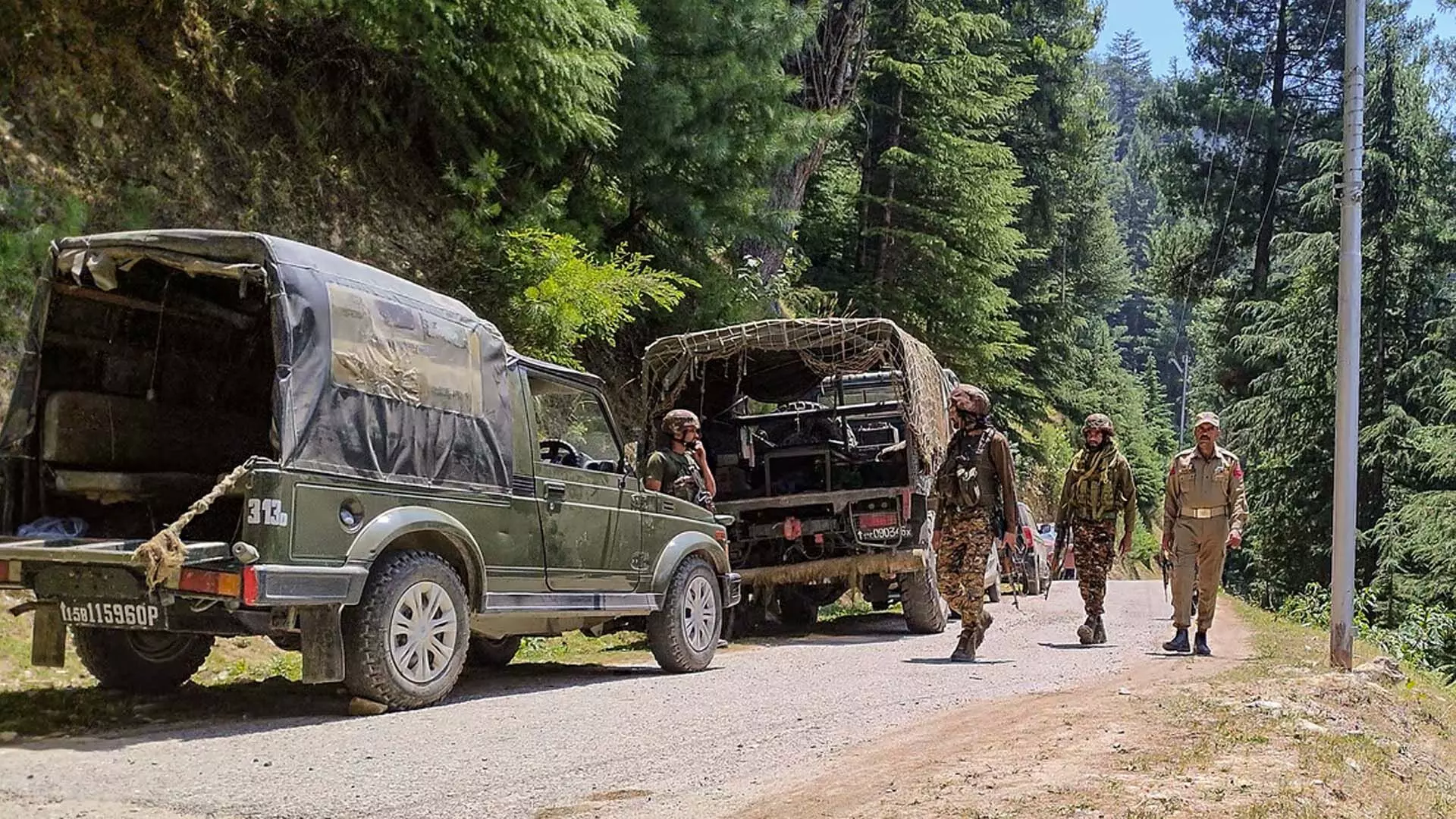 Jammu News: जम्मू-कश्मीर के डोडा में सुरक्षा बलों और आतंकवादियों के बीच गोलीबारी