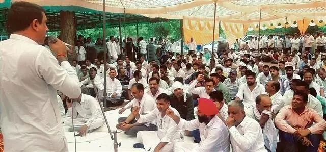 Haryana :  सिरसा में बिजली बोर्ड कर्मचारियों ने मंत्री के आवास के बाहर किया प्रदर्शन