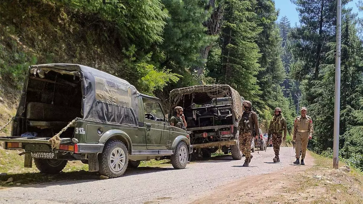 Jammu and Kashmir में सुरक्षा बलों और आतंकवादियों के बीच गोलीबारी