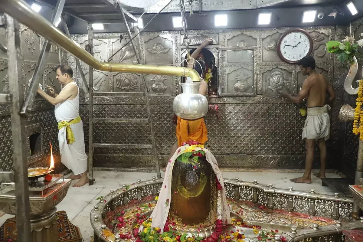 Ujjain: दिल्ली के भक्त की टीम कर रही गर्भगृह के रूद्र यंत्र और चांदी दीवार की सफाई