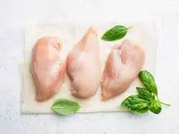 Raw Chicken: कच्चा चिकन खाने से आप साल्मोनेला संक्रमण का हो सकते हैं शिकार