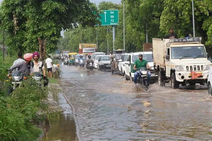 Mohali में बारिश से सड़कें जलमग्न
