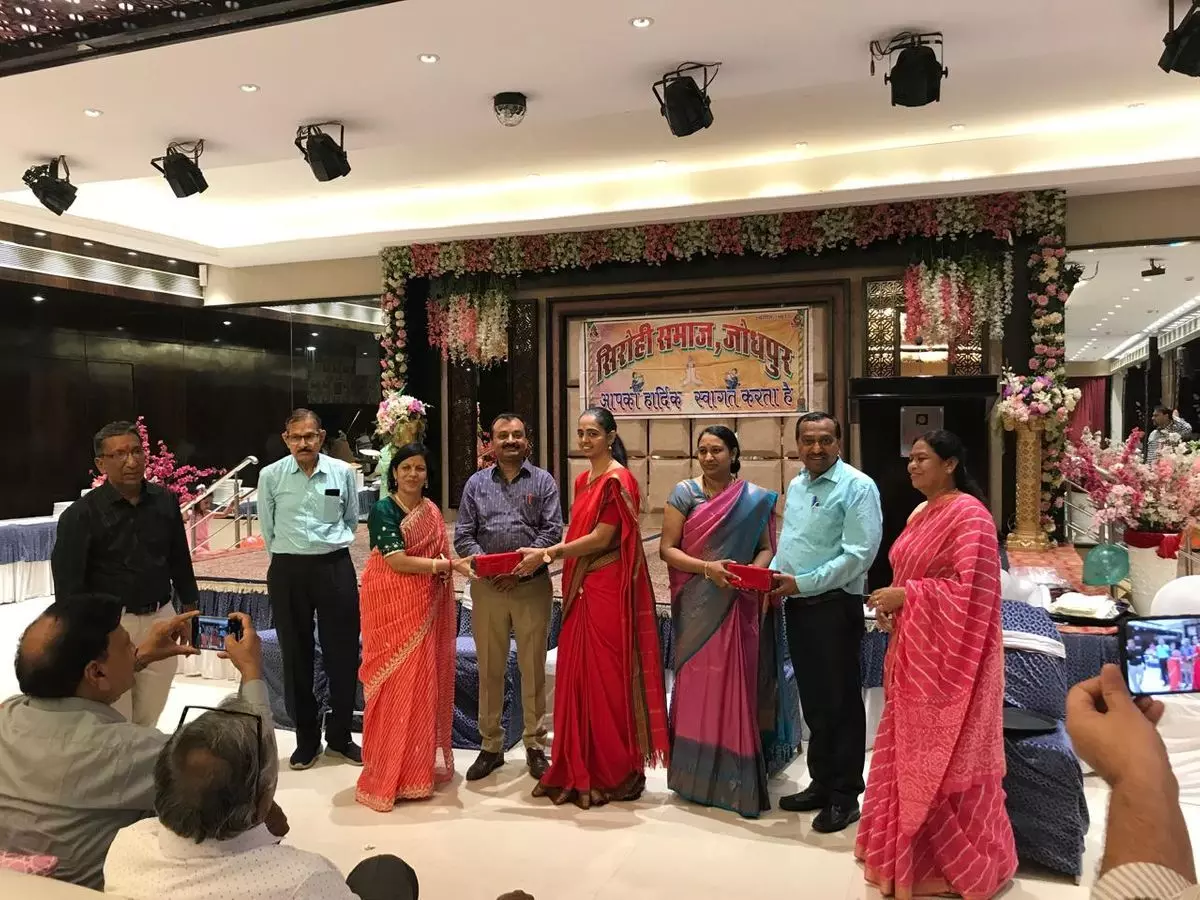 Jodhpur: सिरोही समाज के वार्षिक स्नेह मिलन समारोह में बुजुर्ग को सम्मानित किया  गया