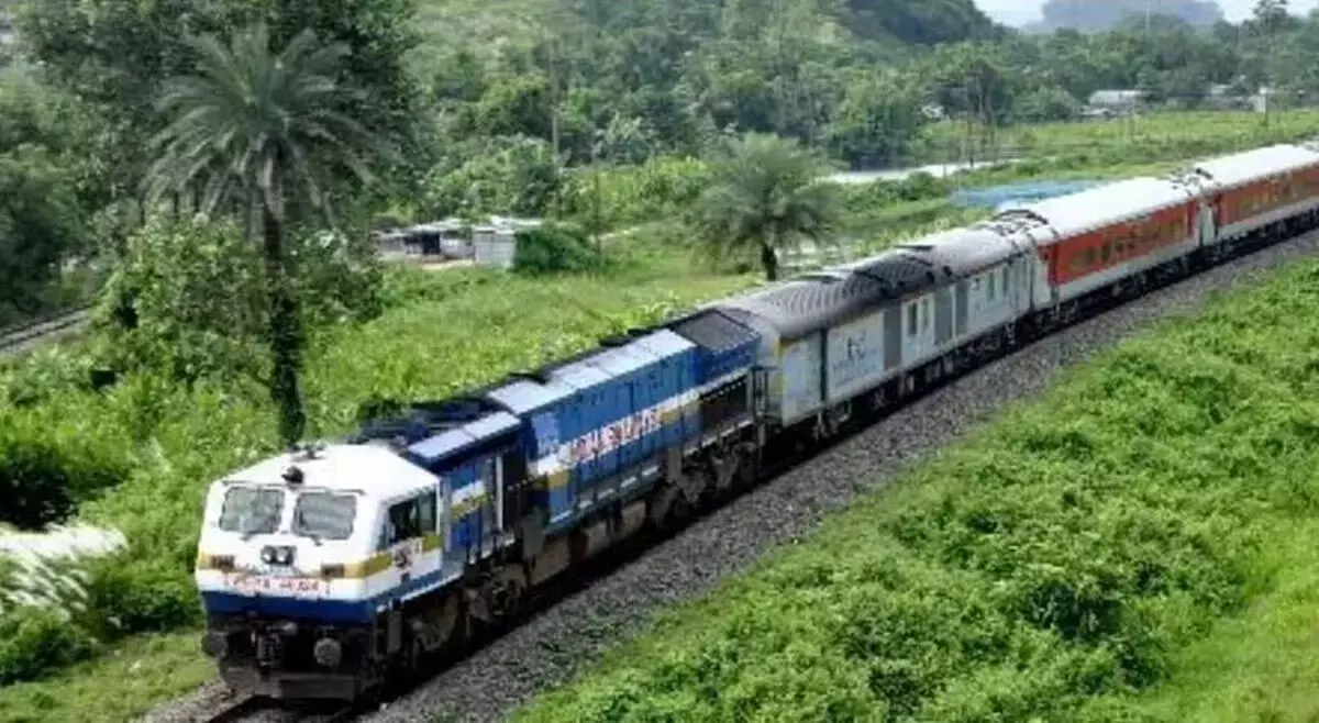 Assam : डिब्रूगढ़ में चलती ट्रेन से इंजन अलग होने से बड़ा हादसा टला