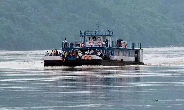 Assam :  माजुली के पास 100 से अधिक लोगों को ले जा रही नौका फंसी