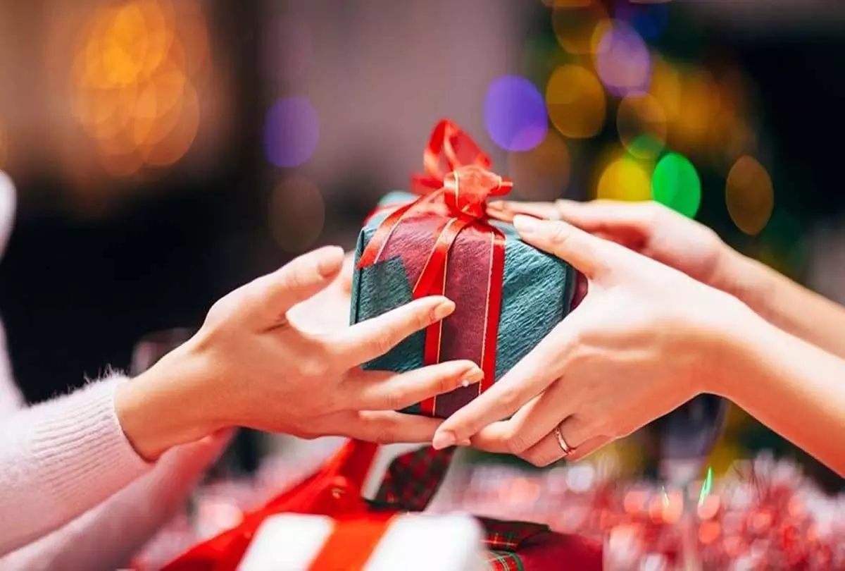 Vastu Tips: उपहारों का लेन-देन करने से पहले इन बातों का रखें ध्यान