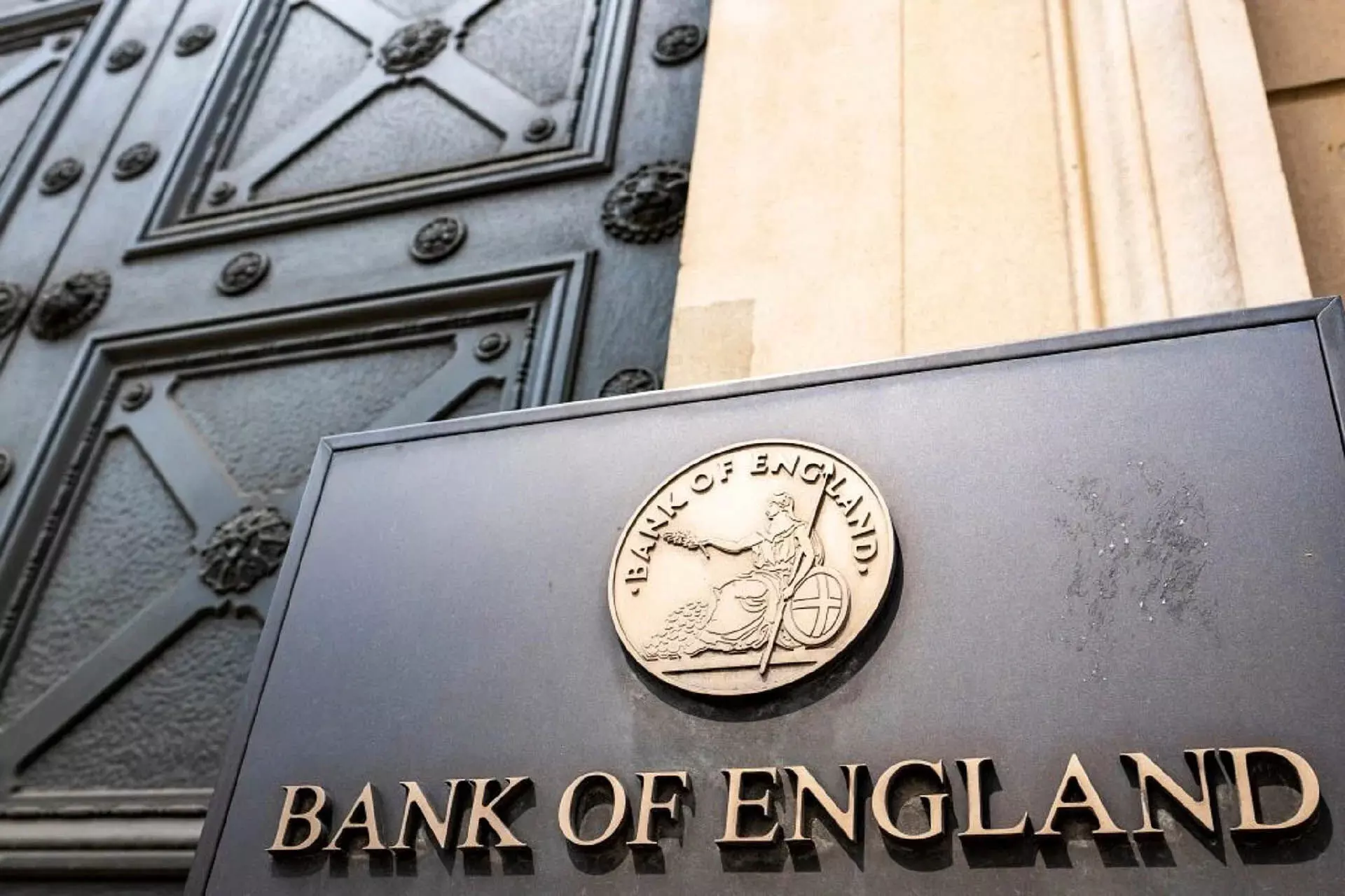 यू.के. में Inflation बैंक ऑफ इंग्लैंड की 2% की लक्ष्य दर पर स्थिर रही