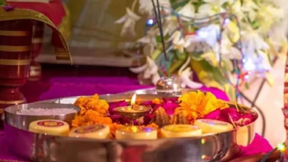 Vastu Shastra: रोजाना पूजा करते समय भूलकर भी न करें ये गलतियां