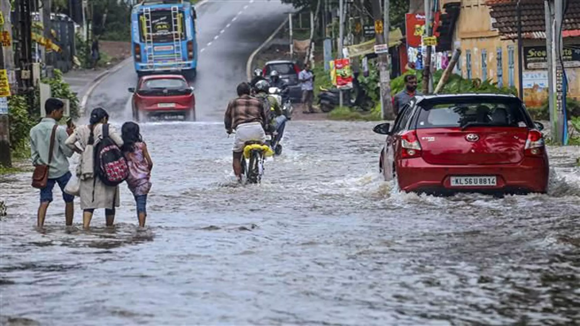 Kerala में भारी बारिश जारी, IMD ने 8 जिलों के लिए ऑरेंज अलर्ट जारी किया