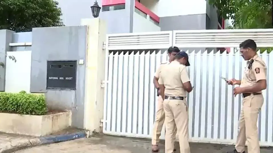 Pooja Khedkar के घर से सटे फुटपाथ पर अतिक्रमण हटाने के लिए बुलडोजर चलाया