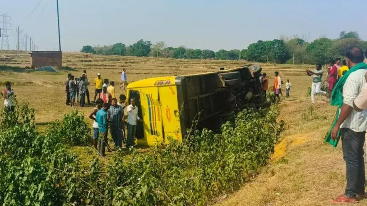Noida : बच्चों से भरी स्कूल के बस बेकाबू होकर खेत में पलटी, 15  घायल