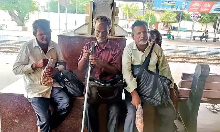 Chennai में रेलवे स्टेशनों पर बेहतर पहुंच के लिए नेत्रहीन यात्रियों ने किया अनुरोध