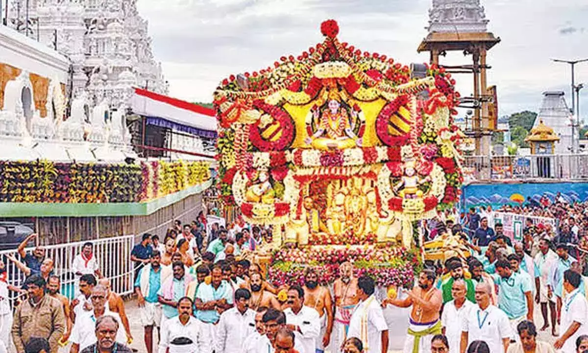भगवान Malayappa पुष्प पल्लकी के ऊपर से भक्तों को आशीर्वाद देते हैं