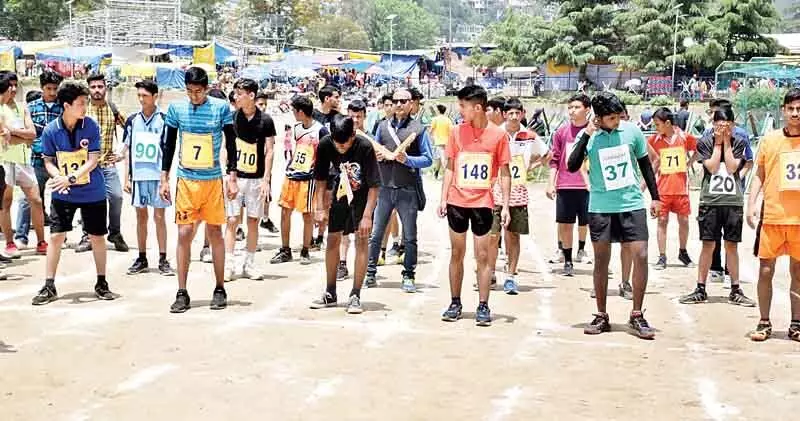 Kullu: धौलपुर मैदान पर जिला स्तरीय एथलेटिक्स प्रतियोगिता का आयोजन किया गया