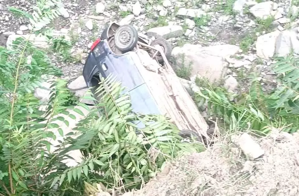Accident: आनी के राणाबाग में कार दुर्घटनाग्रस्त