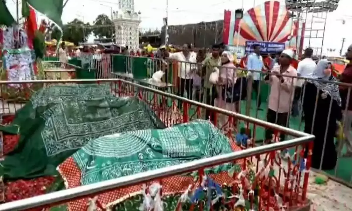 Shaheed दरगाह पर रोट्टेला पांडुगा के लिए हजारों लोग इकट्ठा हुए