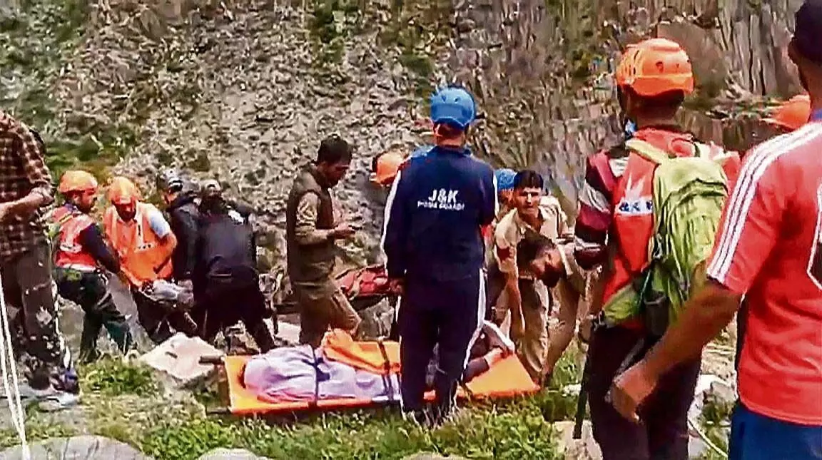 Kashmir घाटी में सड़क दुर्घटना में तीन पर्यटकों की मौत