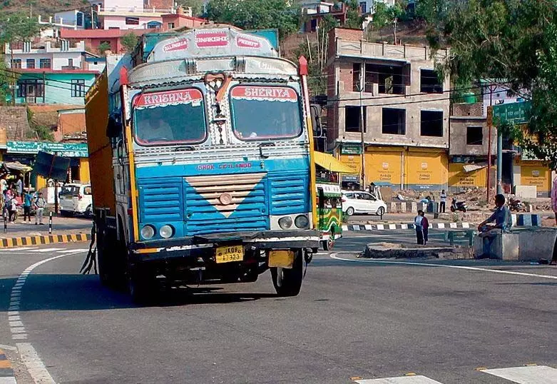 Srinagar-Jammu राजमार्ग पर फलों से लदे ट्रकों को प्राथमिकता दी जाएगी