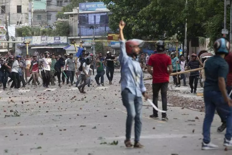 Bangladesh: विश्वविद्यालय परिसर में हिंसा, 5 की मौत दर्जनों घायल