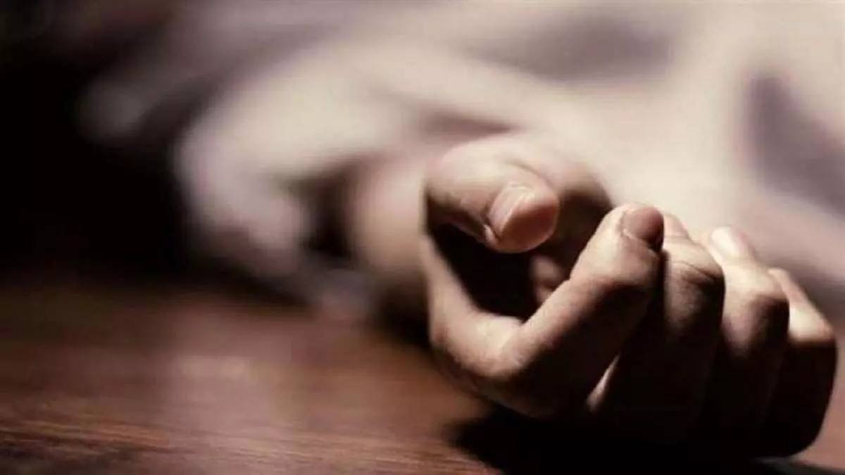Suicide: युवक ने हाथ की नस काटी फिर फांसी लगाकर की आत्महत्या