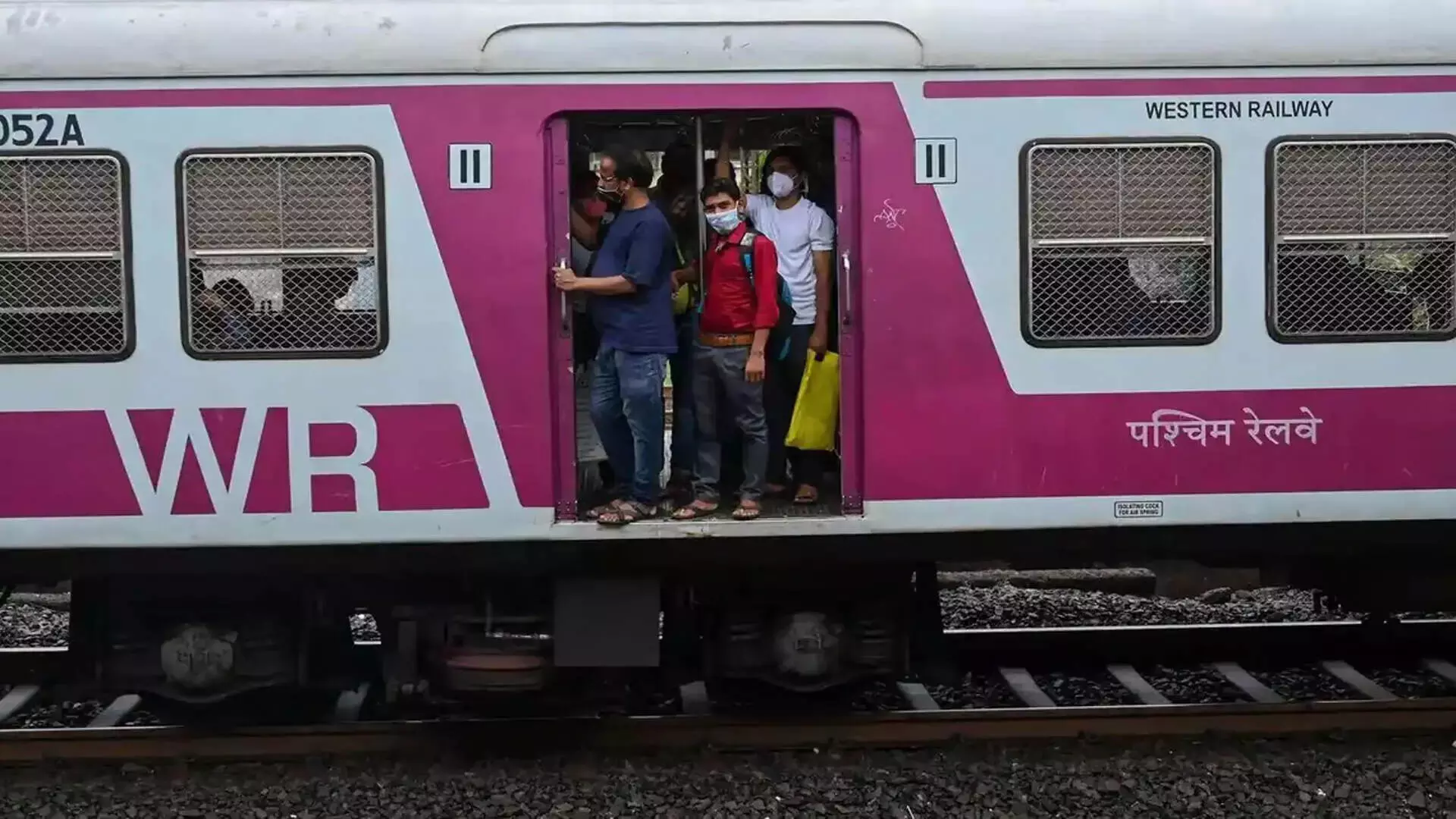 Mumbai: लोकल ट्रेन यात्रियों में सेवाओं में लगातार देरी को लेकर रोष