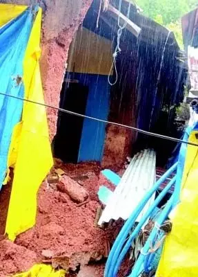 GOA NEWS: मडकाई में दीवार गिरने से दो घर क्षतिग्रस्त