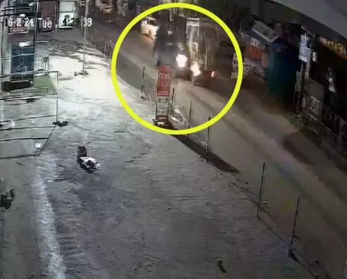 नेता के बेटे ने टेंपो गाड़ी को सामने से मारी ठोकर, नशे में था VIDEO