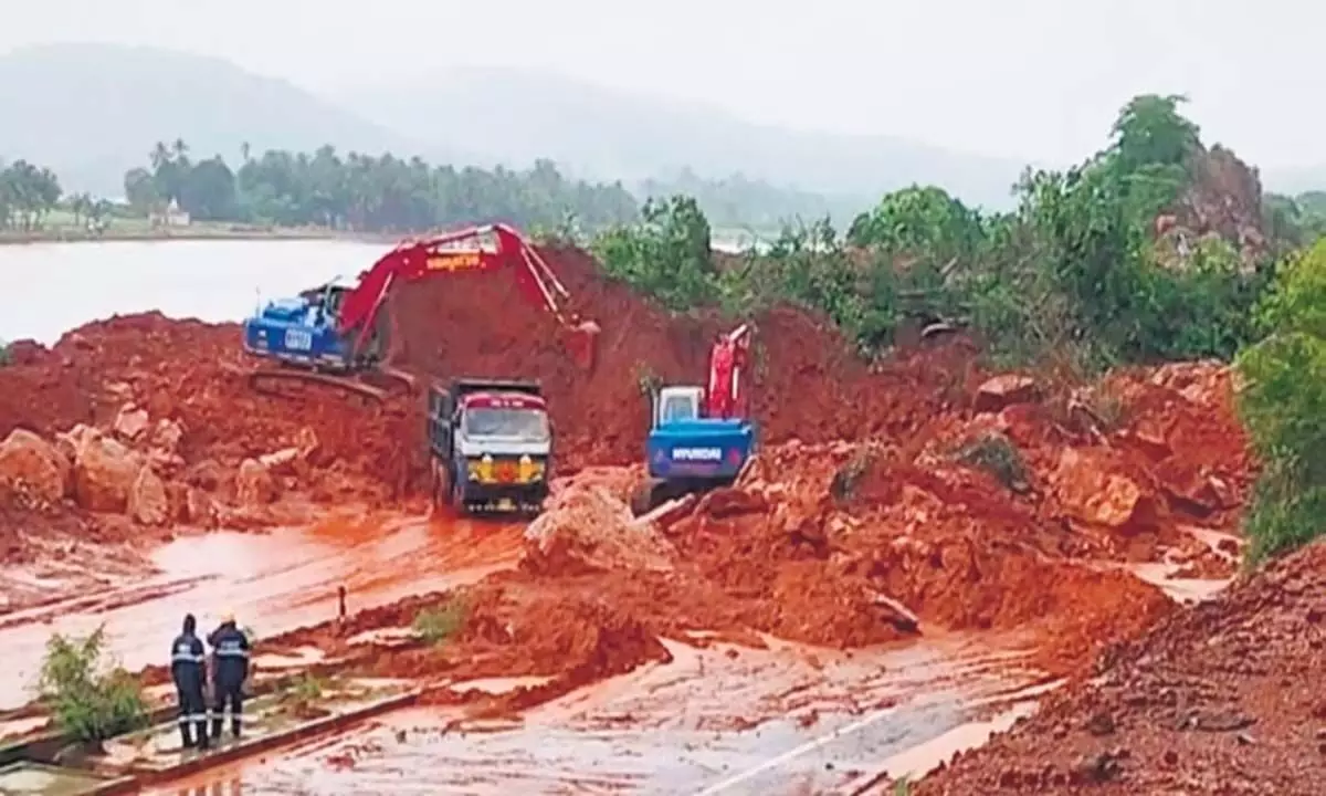 Karnataka: बारिश के कारण बचाव कार्य रुका, कई लोग अभी भी मलबे में दबे