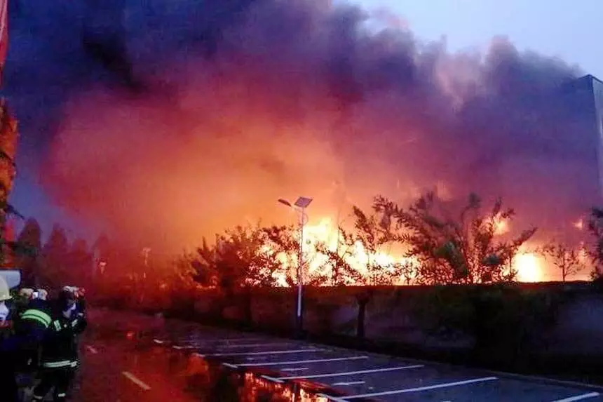 China Fire: शॉपिंग मॉल में आग का तांडव
