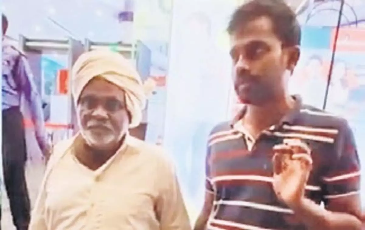 Karnataka : धोती पहने किसान को मॉल में प्रवेश से रोका गया, मॉल ने माफी मांगी