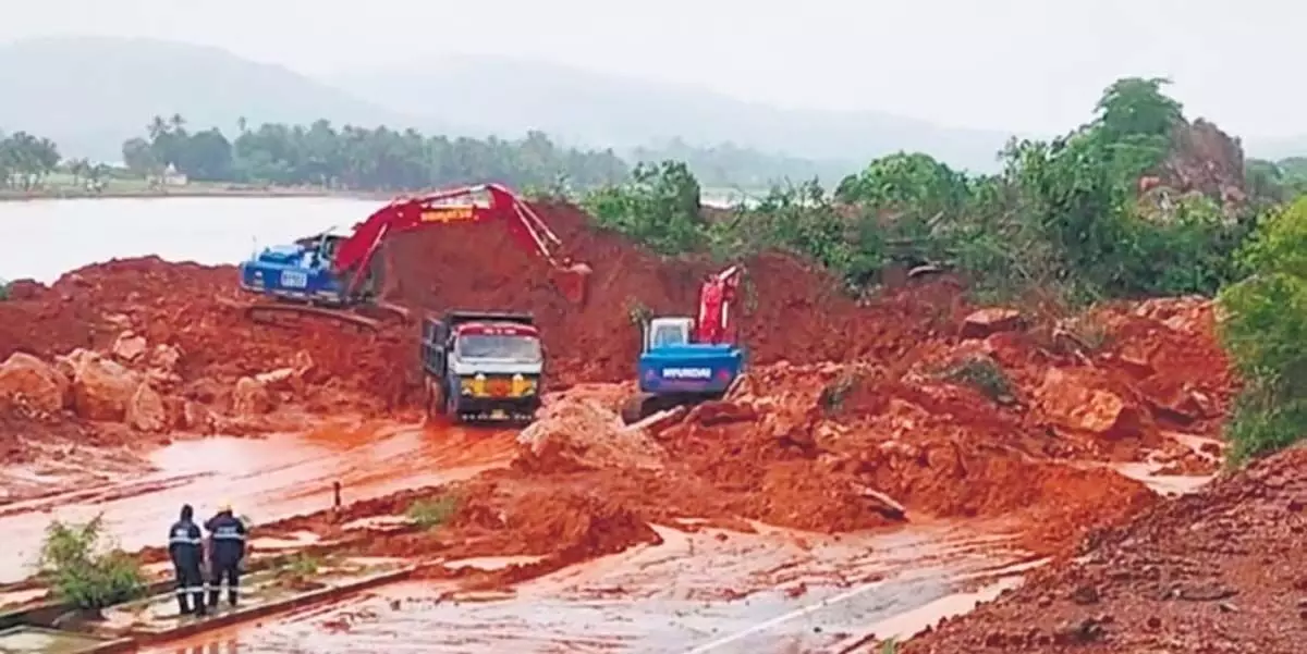 Shirur landslide : बारिश के कारण बचाव अभियान रुका, कई लोग अभी भी मलबे में दबे