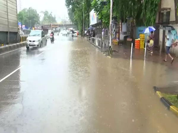 Mumbai में भारी बारिश, शहर के कई हिस्सों में पानी भर गया