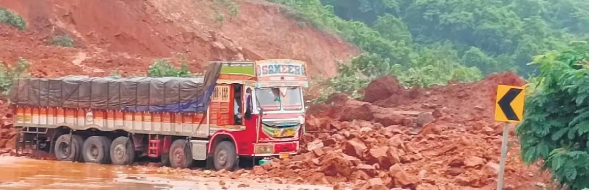 Shirur landslide : एनडीआरएफ टीम ने तैरते ईंधन टैंकर को नदी के किनारे बांधा