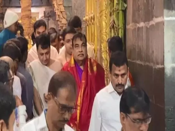 Nitin Gadkari ने भगवान वेंकटेश्वर मंदिर में पूजा-अर्चना की