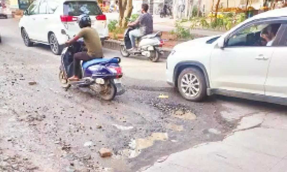 Telangana: बचुपल्ली में गड्ढों वाली सड़कें यात्रियों के लिए दुःस्वप्न बन गई