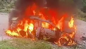 Manali: जरी-मलाणा सड़क पर पर्यटकों की कार में अचानक लगी आग