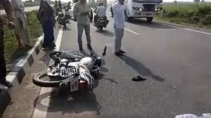JHANSI : युवकों ने बाइक सवार को मारी टक्कर