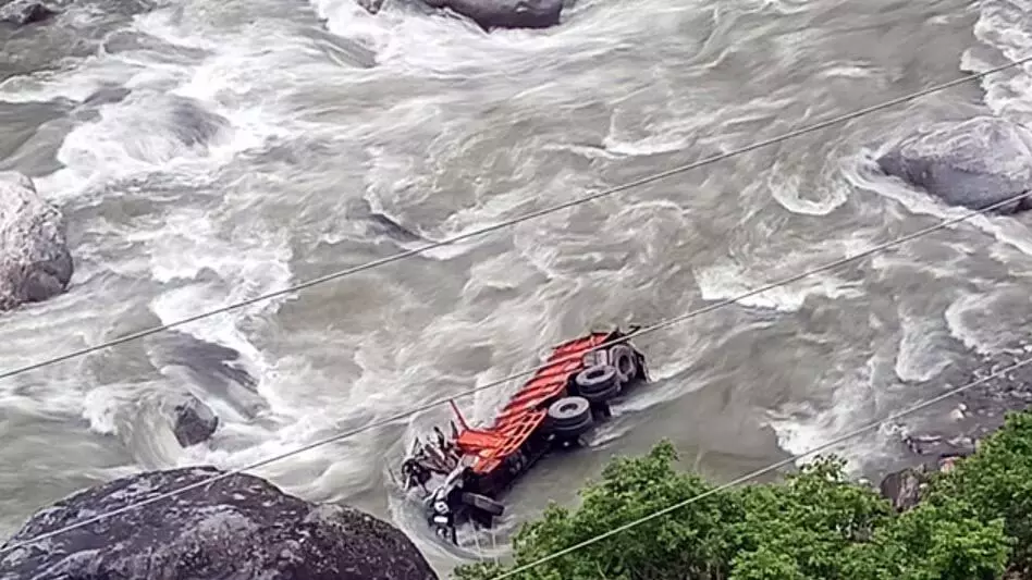 ASSAM : शिवसागर में पुल की रेलिंग टूटने से लोहे की छड़ों से भरा ट्रक देसांग नदी में गिरा
