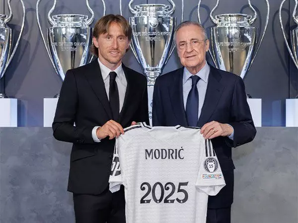 Croatian midfielder Luka Modric ने रियल मैड्रिड के साथ अपना अनुबंध 2025 तक बढ़ाया
