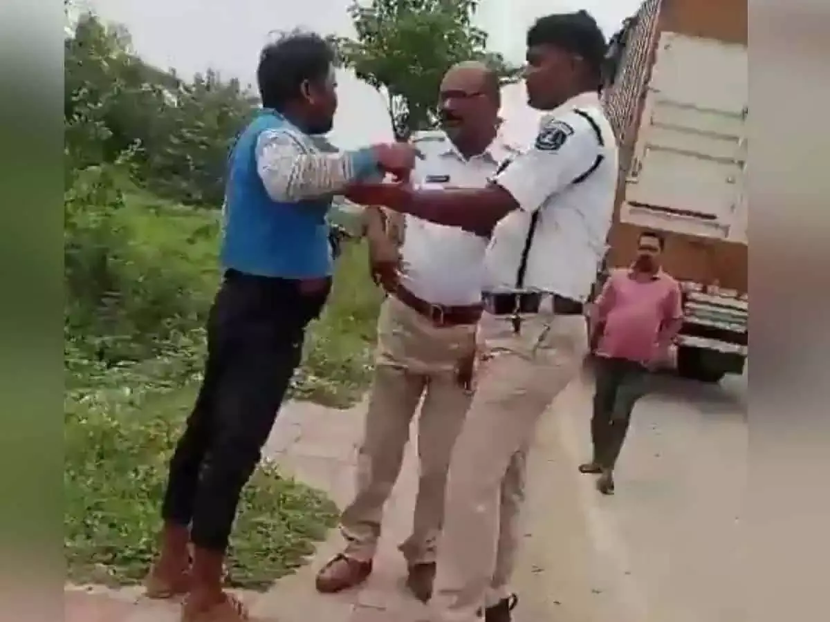 Telangana:पुलिसकर्मी ने एक व्यक्ति को थप्पड़ मारा