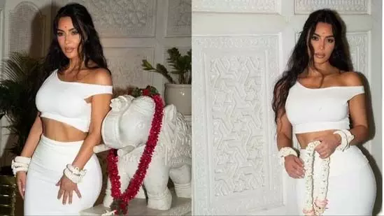 Kim Kardashian ने मुंबई यात्रा से हाथी की मूर्ति के साथ तस्वीर साझा की